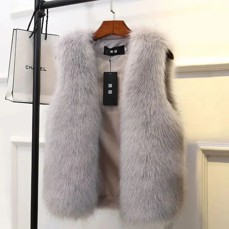 Gilet femme sans manches en fausse fourrure noire, coupe décontractée, adapté pour l'automne et l'hiver.