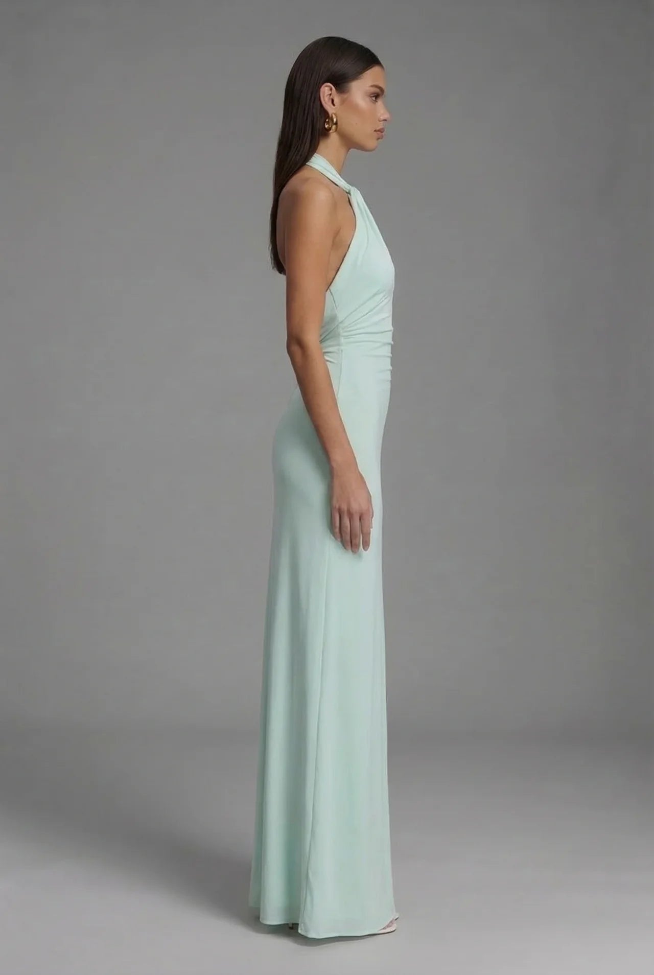 Robe longue élégante en satin avec col licou et décolleté dans le dos pour femme