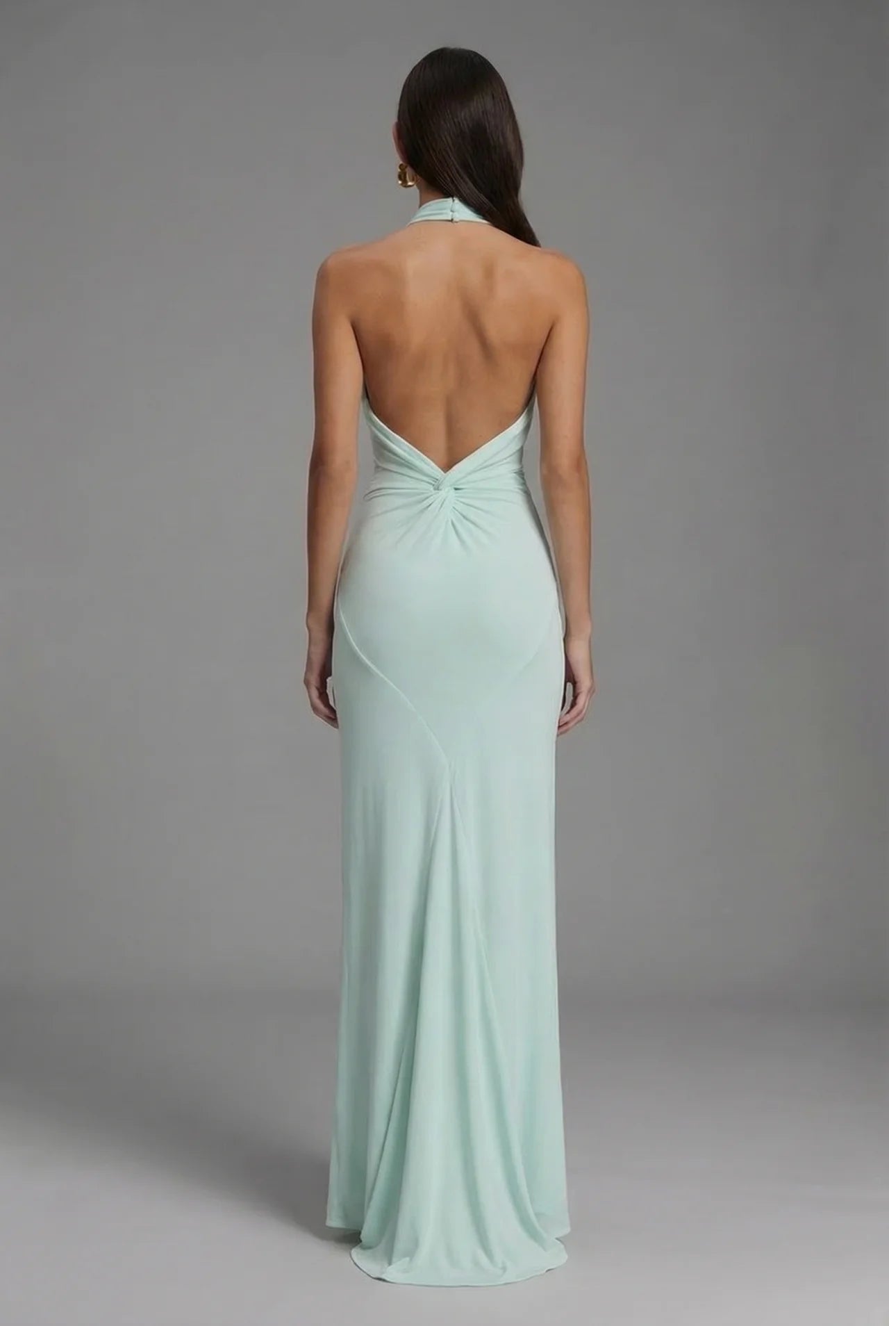 Robe longue élégante en satin avec col licou et décolleté dans le dos pour femme