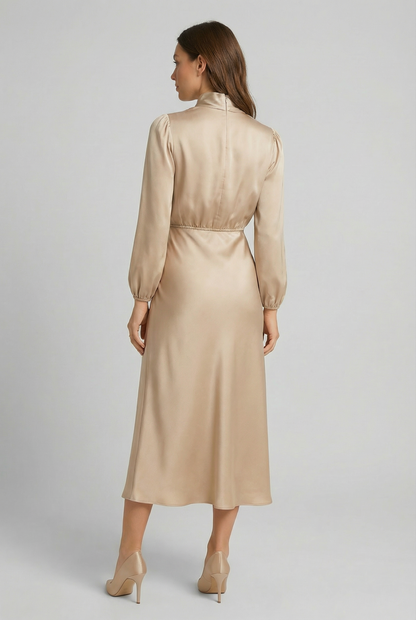 Robe midi élégante en satin à taille haute