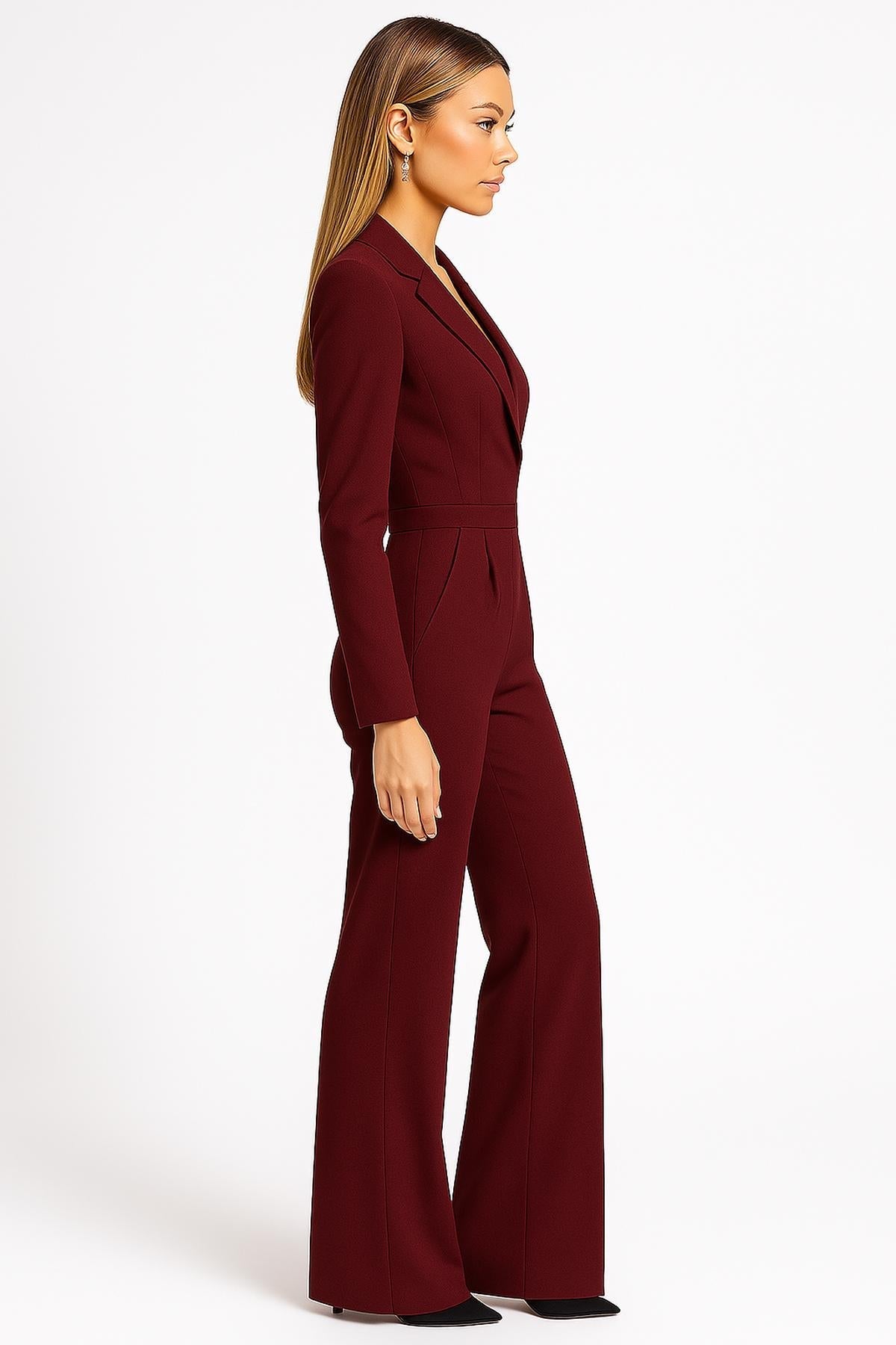 Elegant wrap jumpsuit with long sleeves – the ideal feminine silhouette for the office and evening.