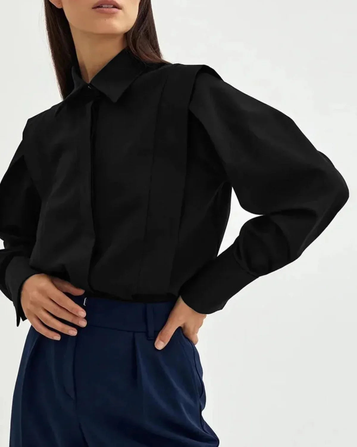 Chemise carrée femme à boutons multiples, en tissu léger, disponible en plusieurs coloris.