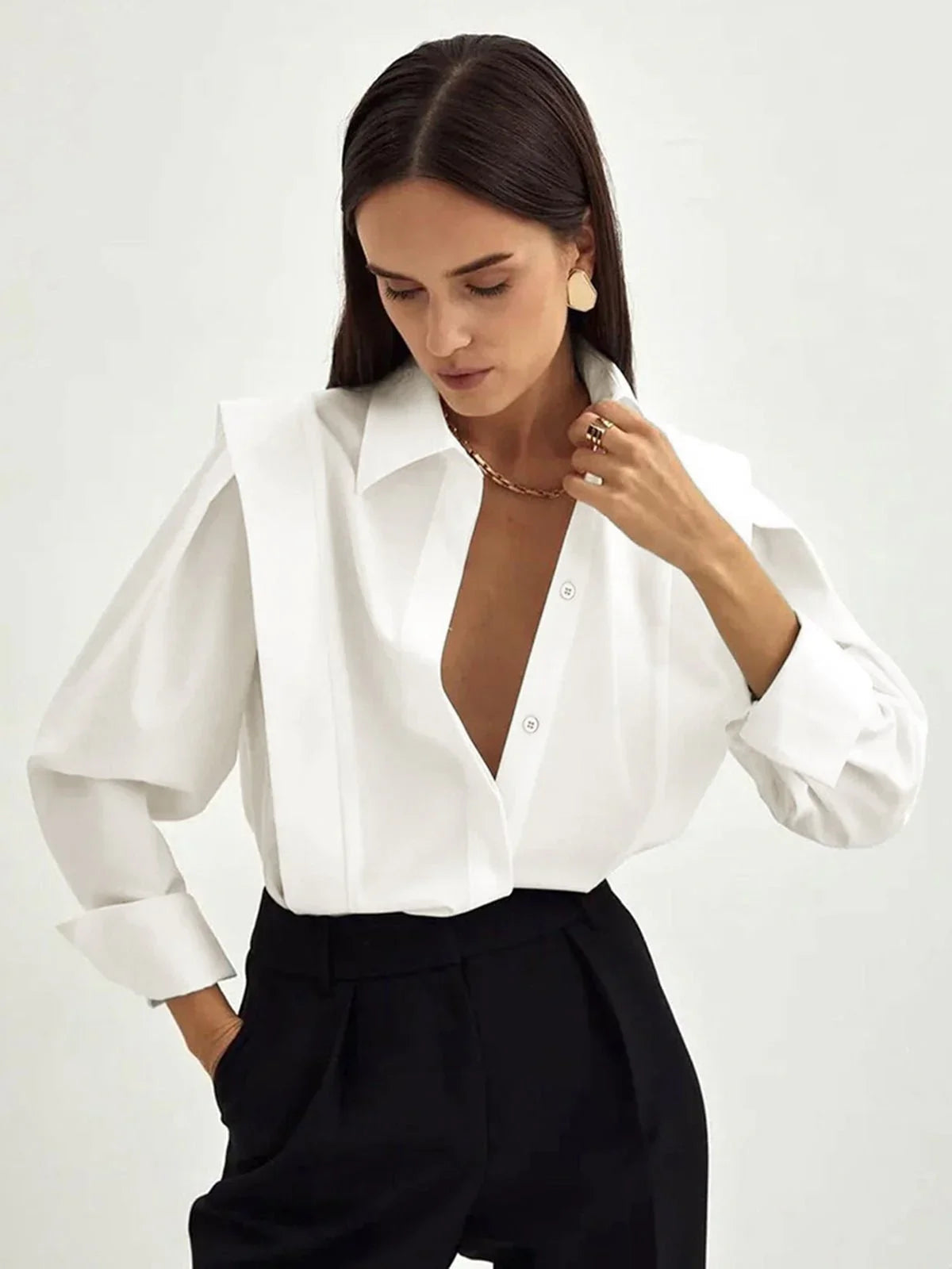 Chemise carrée blanche pour femme avec plusieurs boutons, en coton léger, disponible en plusieurs coloris.