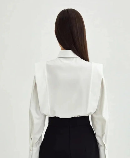 Chemise carrée blanche pour femme avec boutons multiples, en tissu léger, disponible en plusieurs coloris.