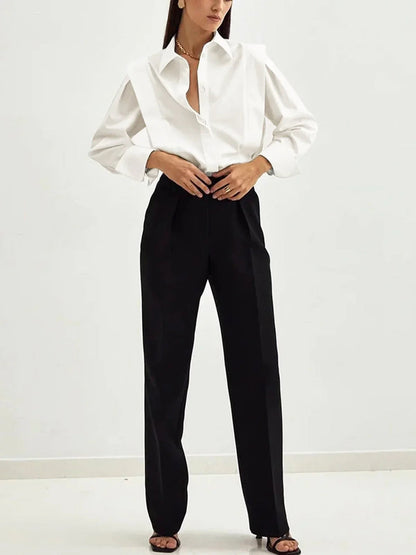 Chemise carrée noire pour femme en coton léger avec plusieurs boutons et coupe moderne.