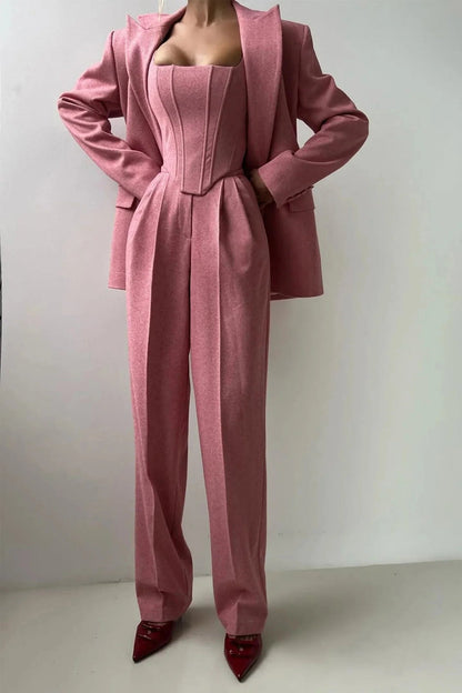 Ensemble trois pièces avec haut ajusté, en tissu doux, coupe élégante, couleur noire.