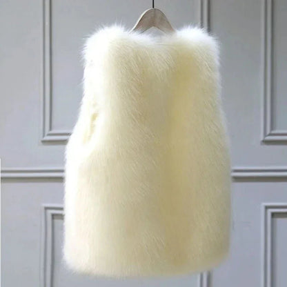 Gilet femme sans manches en fausse fourrure noire, avec une doublure chaude au dos, idéal pour l'automne et l'hiver.