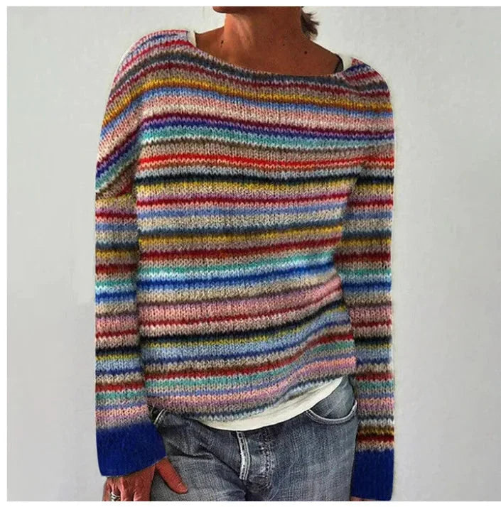 Pull femme tricoté multicolore, col bateau, à rayures, avec une coupe décontractée.