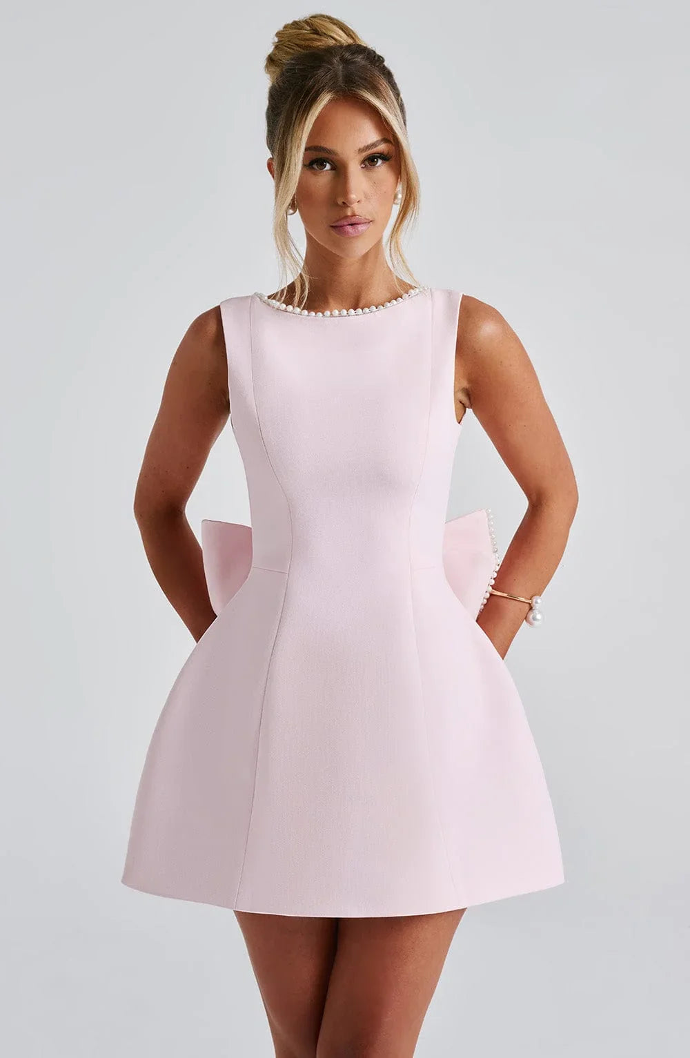 Robe courte pour femme, en coton doux, avec un nœud décoratif au dos et des manches courtes pour un look élégant.