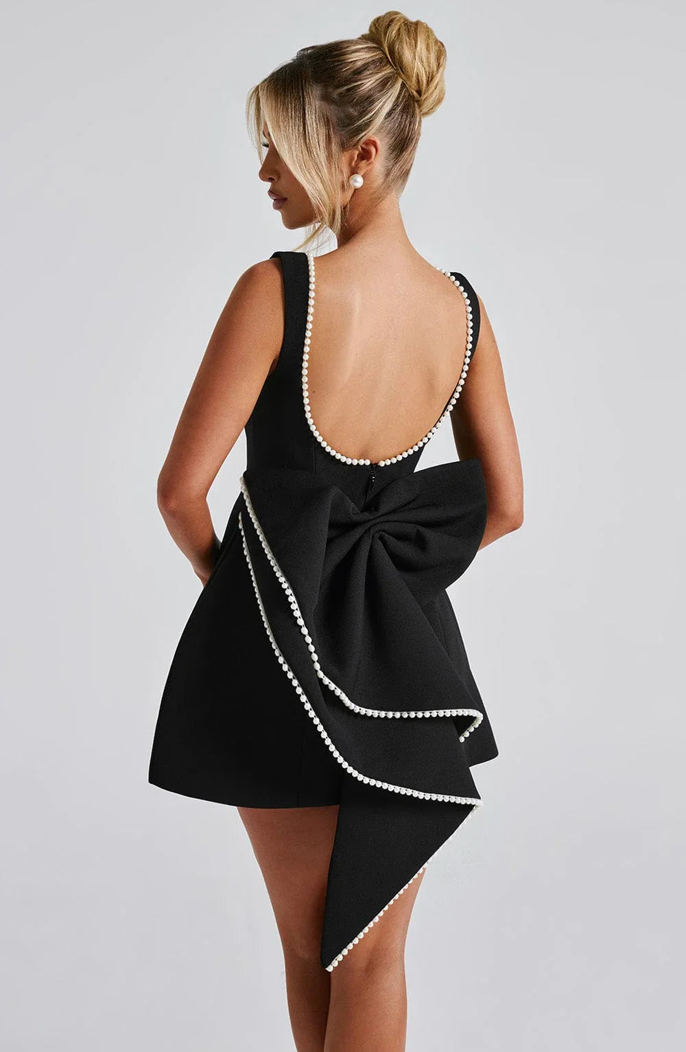 Robe courte en coton avec nœud décoratif au dos, style élégant et décontracté, idéale pour les sorties estivales.