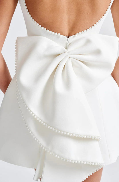 Robe courte femme en coton léger, avec un nœud décoratif au dos et un design élégant pour un look décontracté.