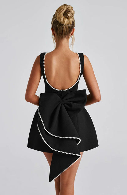 Robe courte femme en polyester, dotée d'un nœud décoratif au dos et d'une coupe ajustée pour un look élégant.