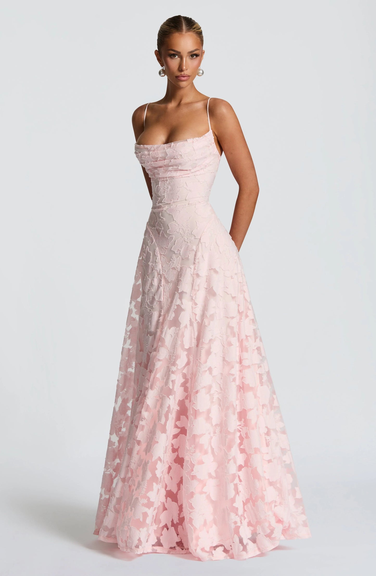Robe longue femme à bretelles fines, en coton léger avec motifs floraux sur fond pastel, idéale pour les journées…