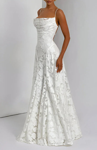 Robe longue femme en coton avec bretelles fines et motifs floraux colorés, idéale pour les journées ensoleillées.