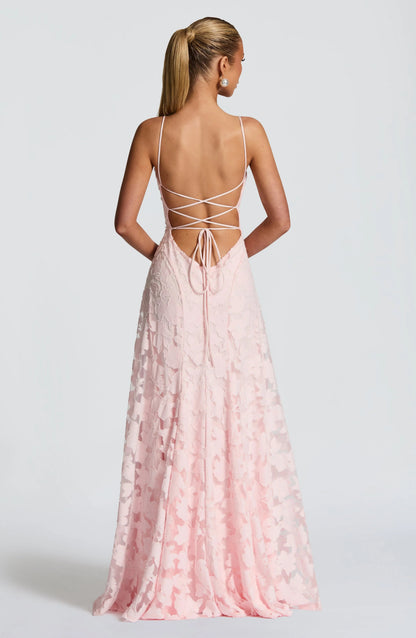 Robe longue femme à bretelles fines, en coton léger, avec motifs floraux colorés sur fond clair. Idéale pour l'été.