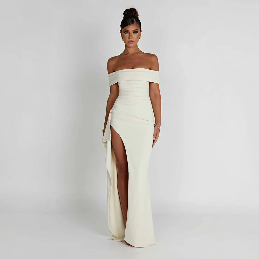 Robe longue en tissu léger, avec épaules dénudées et fente élégante, parfaite pour les journées ensoleillées.