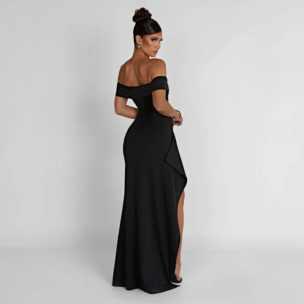 Robe longue femme en tissu léger, épaules dénudées, élégante fente sur le côté pour un look moderne et aéré.