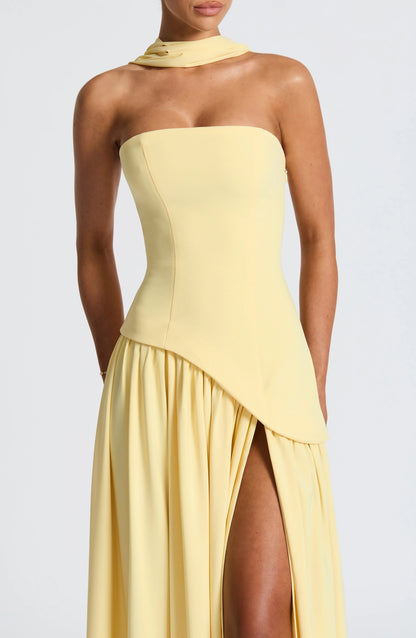 Robe longue femme à col ras-du-cou, fente élégante, tissu léger et fluide, parfaite pour les journées d'été.