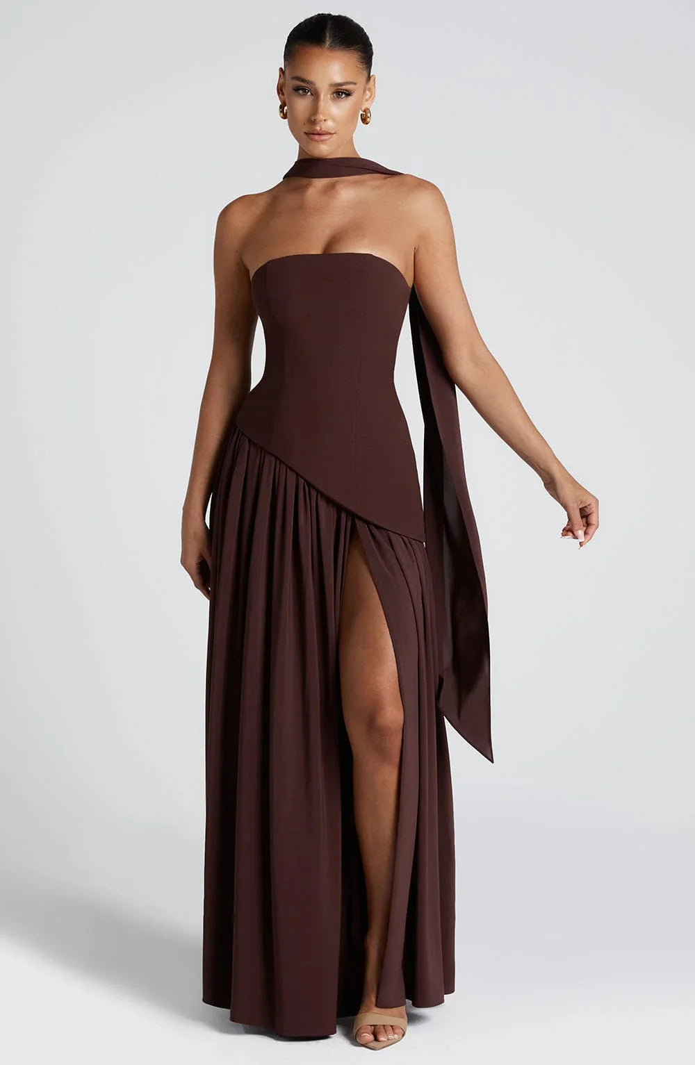 Robe longue femme en tissu fluide, col ras-du-cou, fente latérale pour une allure élégante et confortable.
