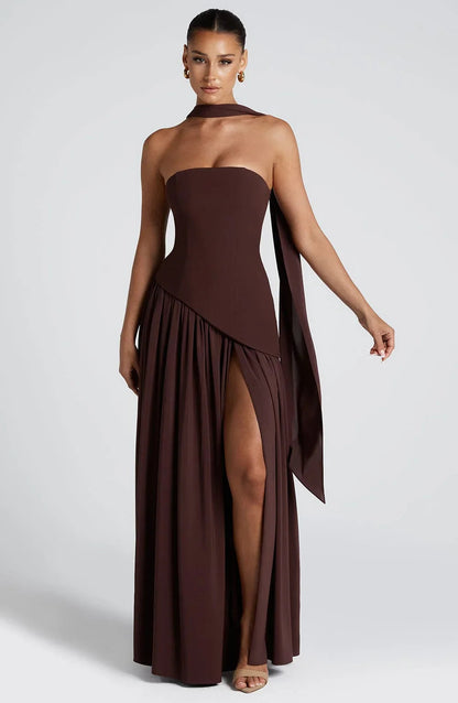 Robe longue femme en tissu fluide, col ras-du-cou, fente latérale pour une allure élégante et confortable.