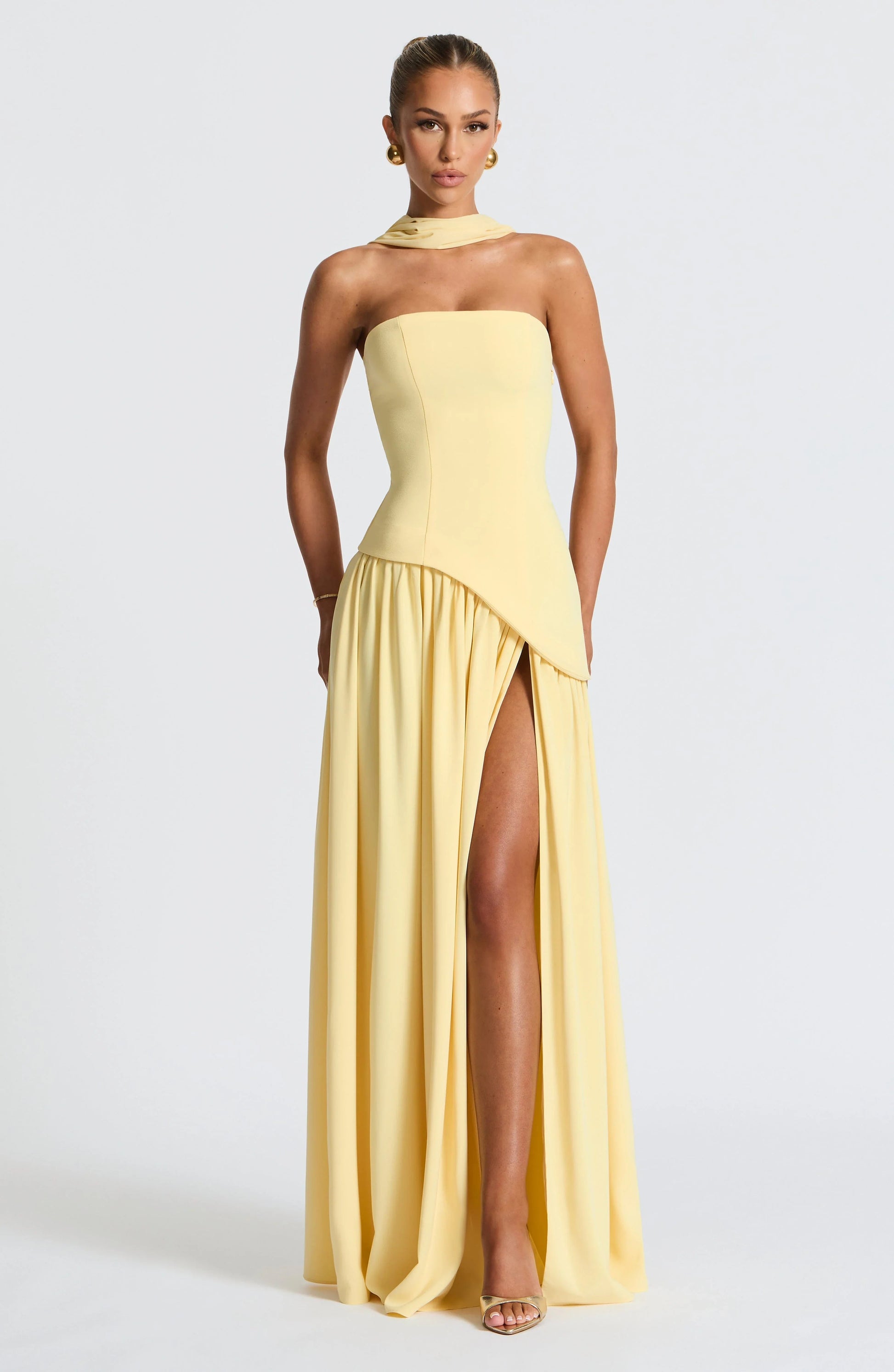 Robe longue femme à col ras-du-cou, en coton léger, avec fente élégante pour une silhouette aérienne et confortable.