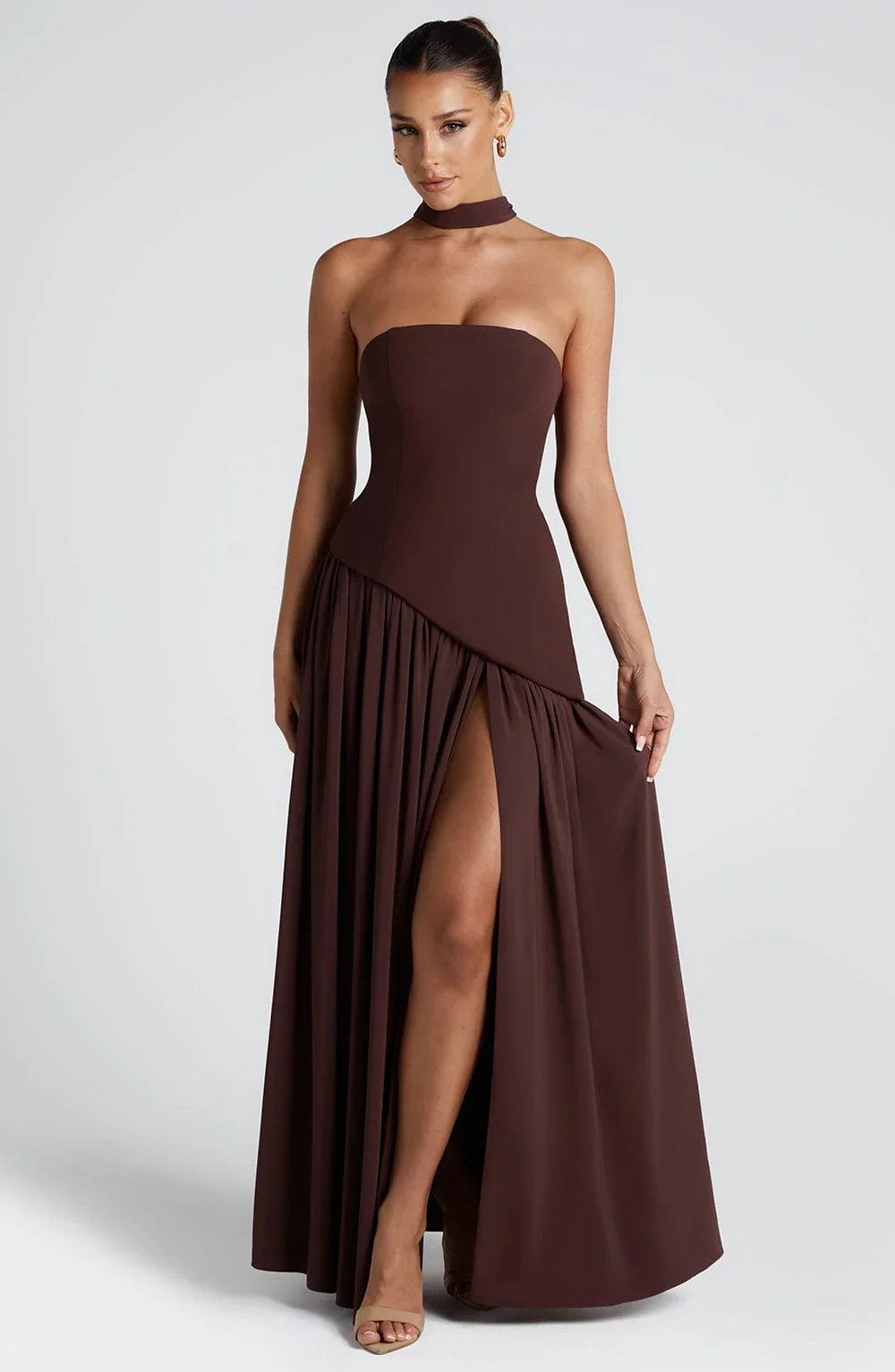 Robe longue femme en tissu léger, col ras-du-cou, avec fente sur le côté pour un style décontracté et intemporel.