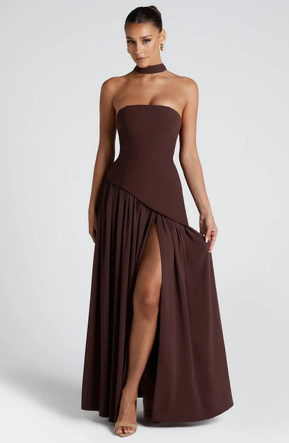 Robe longue femme en tissu léger, col ras-du-cou, avec fente sur le côté pour un style décontracté et intemporel.