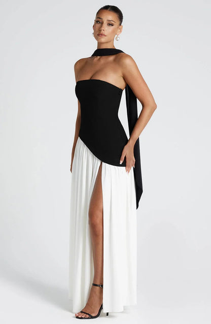 Robe longue femme en tissu léger, avec col ras-du-cou et fente élégante sur le côté pour une allure moderne.