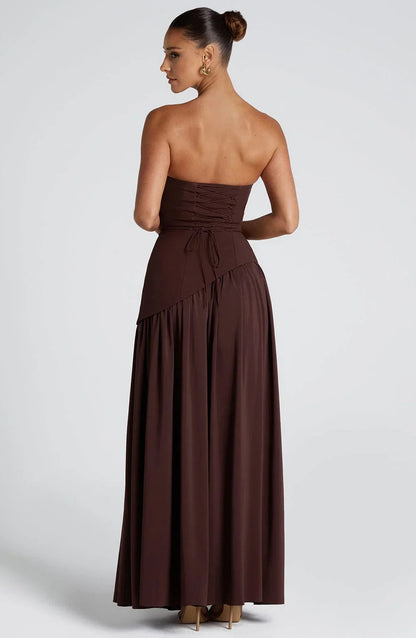 Robe longue femme en coton, col ras-du-cou et fente élégante sur le côté, idéale pour les journées estivales.