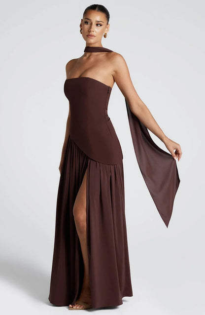 Robe longue femme à col ras-du-cou en coton, avec fente sur le côté pour un style décontracté et confortable.