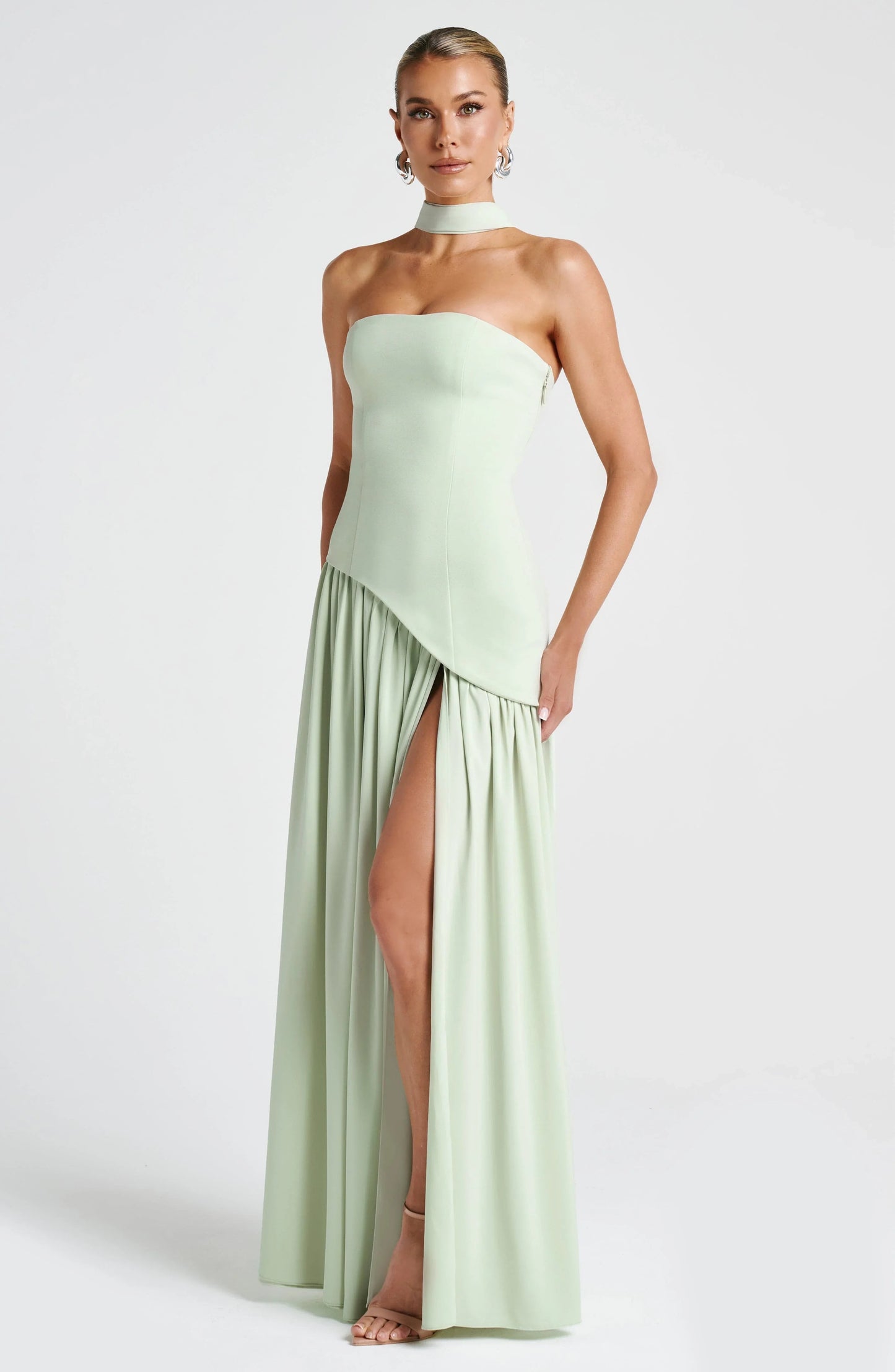 Robe longue en tissu léger avec col ras-du-cou et fente latérale pour un look élégant et décontracté.