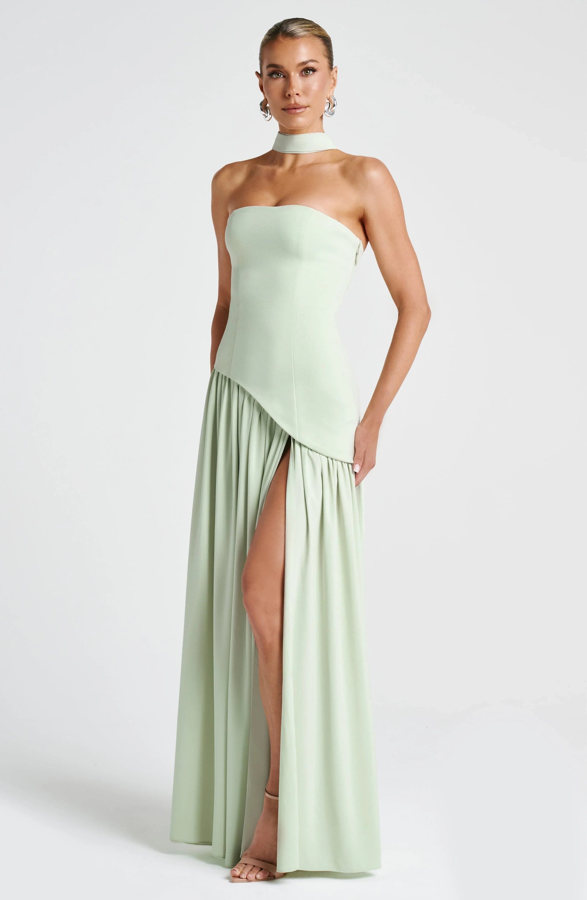 Robe longue en tissu léger avec col ras-du-cou et fente latérale pour un look élégant et décontracté.