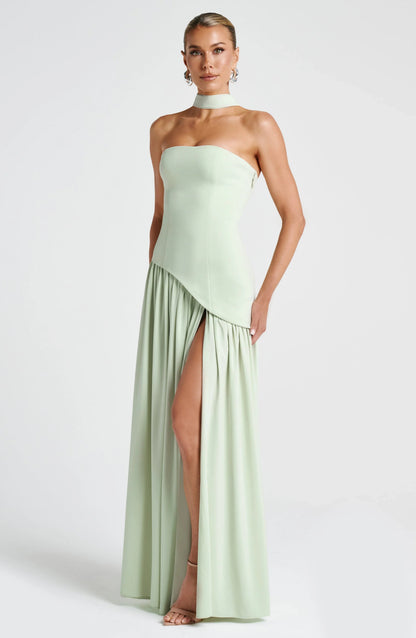 Robe longue en tissu léger avec col ras-du-cou et fente latérale pour un look élégant et décontracté.