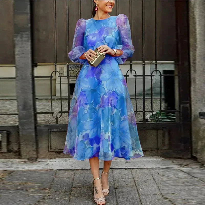Robe midi florale en tissu léger avec manches transparentes, idéale pour une invitation à un mariage.