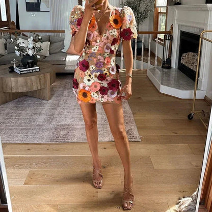 Robe courte florale transparente à manches bouffantes en dentelle colorée ou blanche, parfaite pour les soirées.