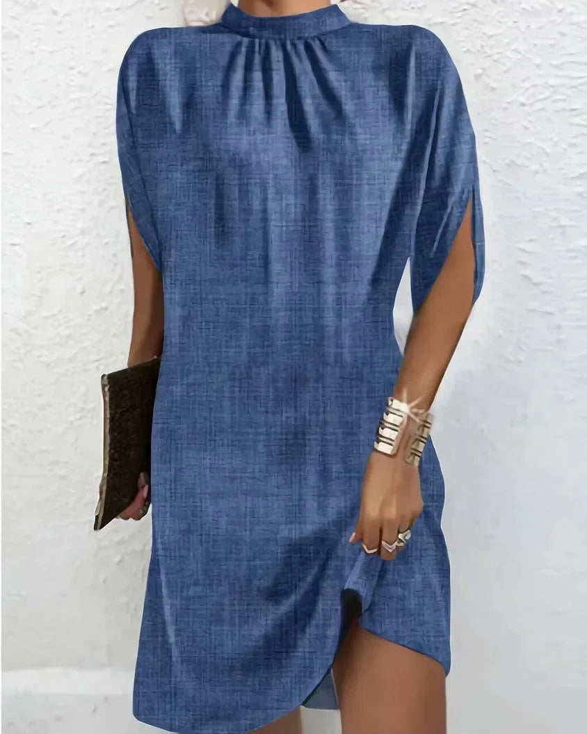 Robe courte en tissu léger, manches chauve-souris, col plissé, idéale pour soirées, disponible en plusieurs couleurs.
