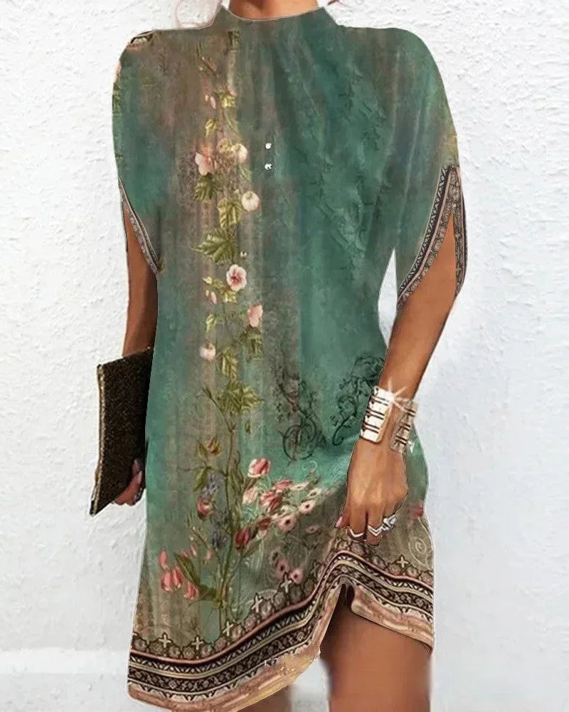 Robe courte en tissu léger, manches chauve-souris et col plissé, idéale pour soirées, disponible en plusieurs couleurs.