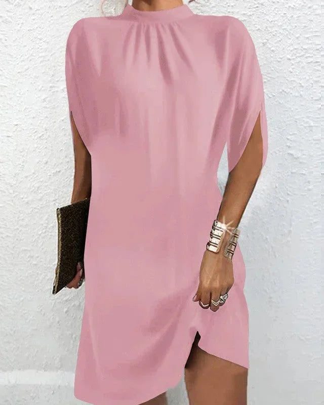 Robe courte avec manches chauve-souris et col plissé, disponible dans plusieurs couleurs, en tissu léger et fluide.