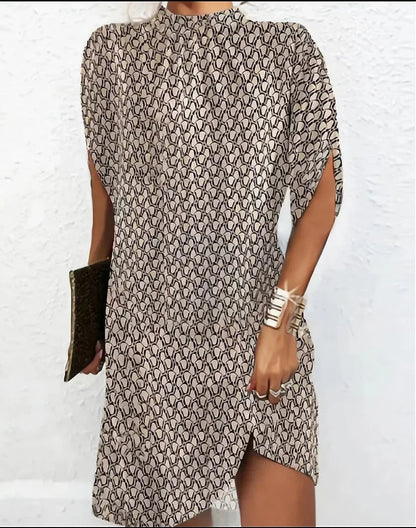 Robe courte en tissu léger, manches chauve-souris et col plissé, disponible en plusieurs couleurs pour vos soirées.