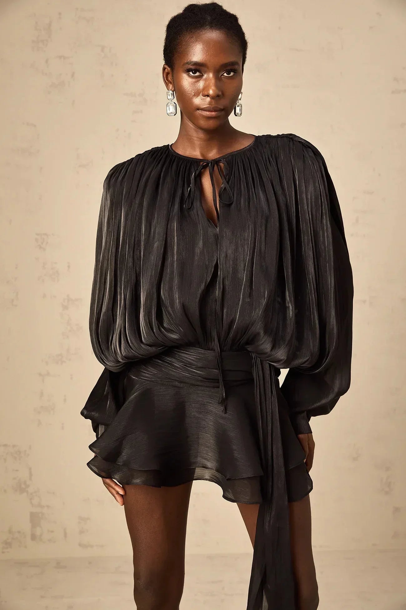 Robe fluide en satin avec nœuds aux manches longues, idéale pour les soirées, disponible en plusieurs couleurs.
