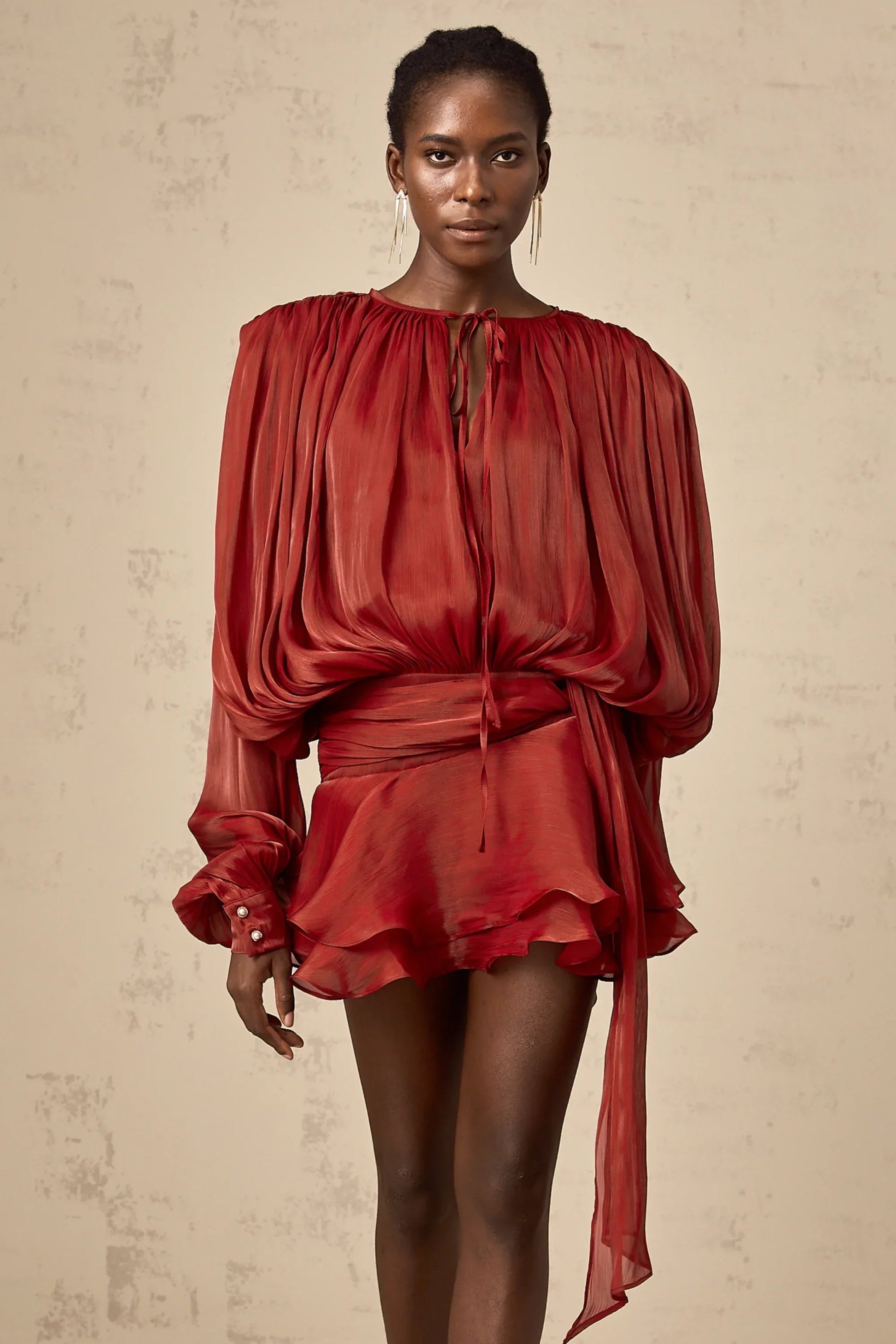 Robe courte satinée fluide avec nœuds aux manches longues, idéale pour soirées, disponible en plusieurs couleurs.