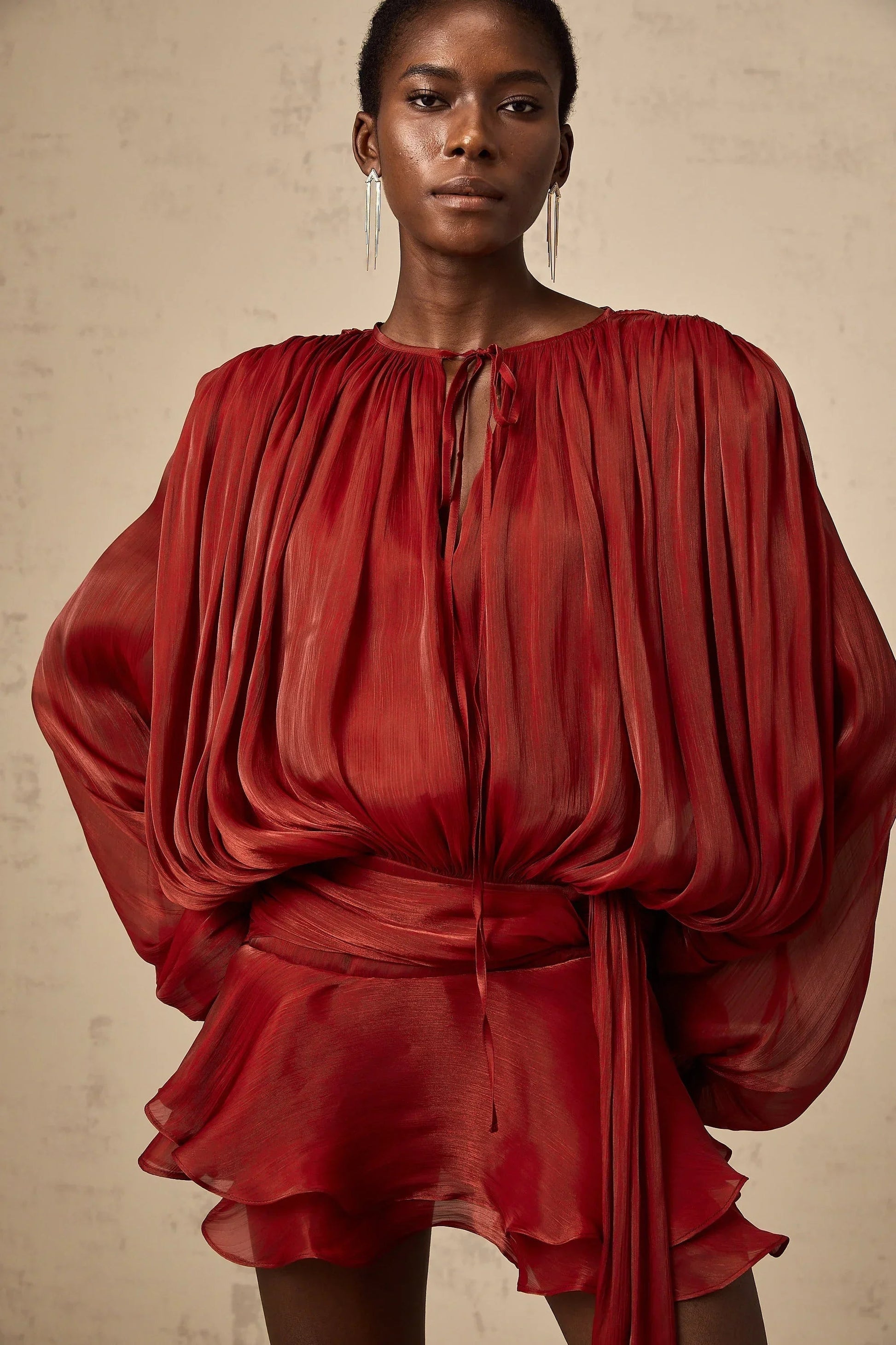 Robe courte satinée fluide à nœuds aux manches, idéale pour des soirées, disponible en plusieurs couleurs.