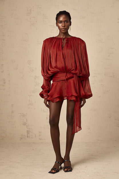 Robe courte satinée fluide avec nœuds aux manches longues, idéale pour une soirée, disponible en plusieurs couleurs.