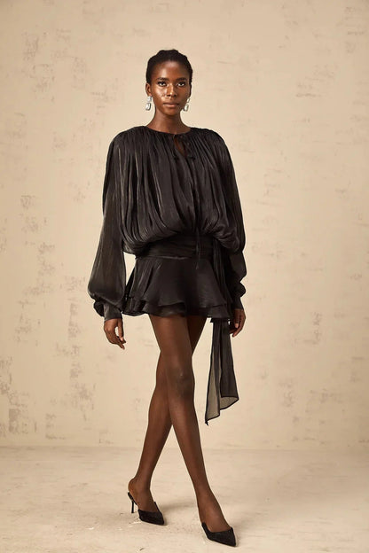 Robe courte fluide en satin, manches longues avec nœuds, parfaite pour les soirées. Disponible en plusieurs couleurs.