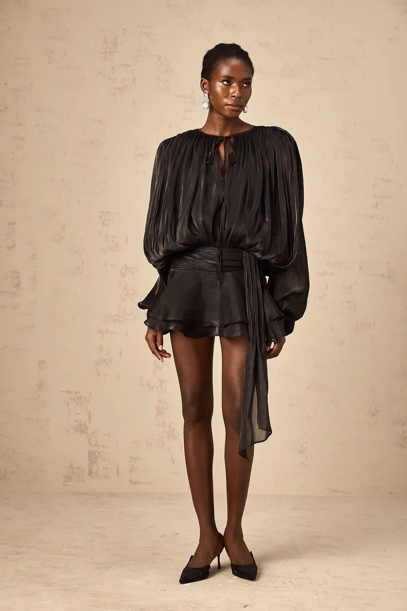 Robe courte satinée fluide à nœuds, manches longues, parfaite pour une soirée, disponible en plusieurs couleurs.
