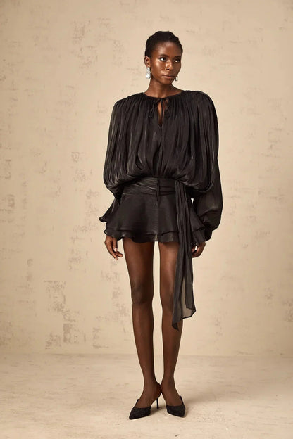 Robe courte satinée fluide à nœuds, manches longues, parfaite pour une soirée, disponible en plusieurs couleurs.