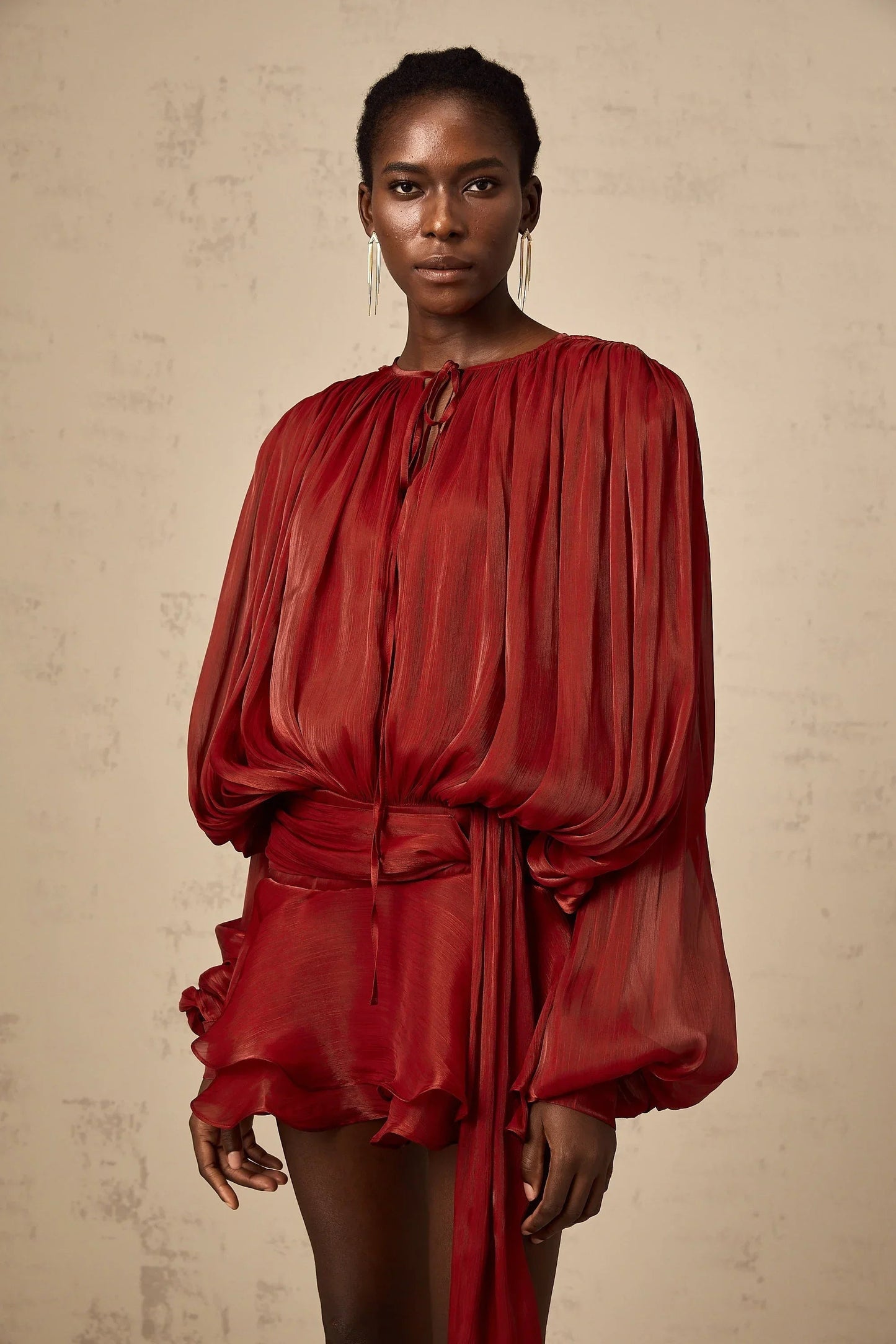 Robe fluide en satin avec nœuds aux manches longues, parfaite pour une soirée, disponible en plusieurs couleurs.