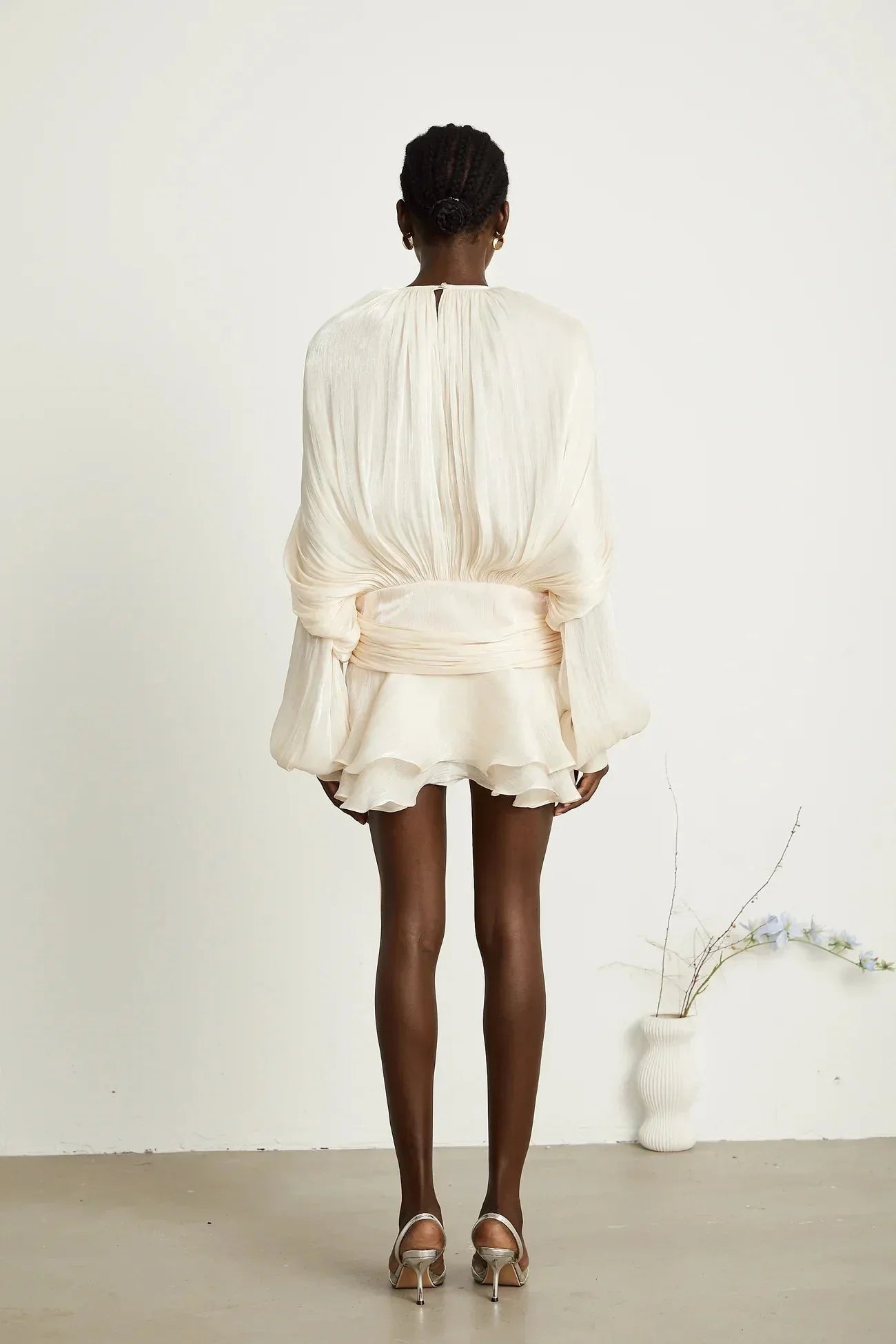 Robe courte satinée fluide avec nœuds aux manches longues, disponible en plusieurs couleurs, idéale pour les soirées.