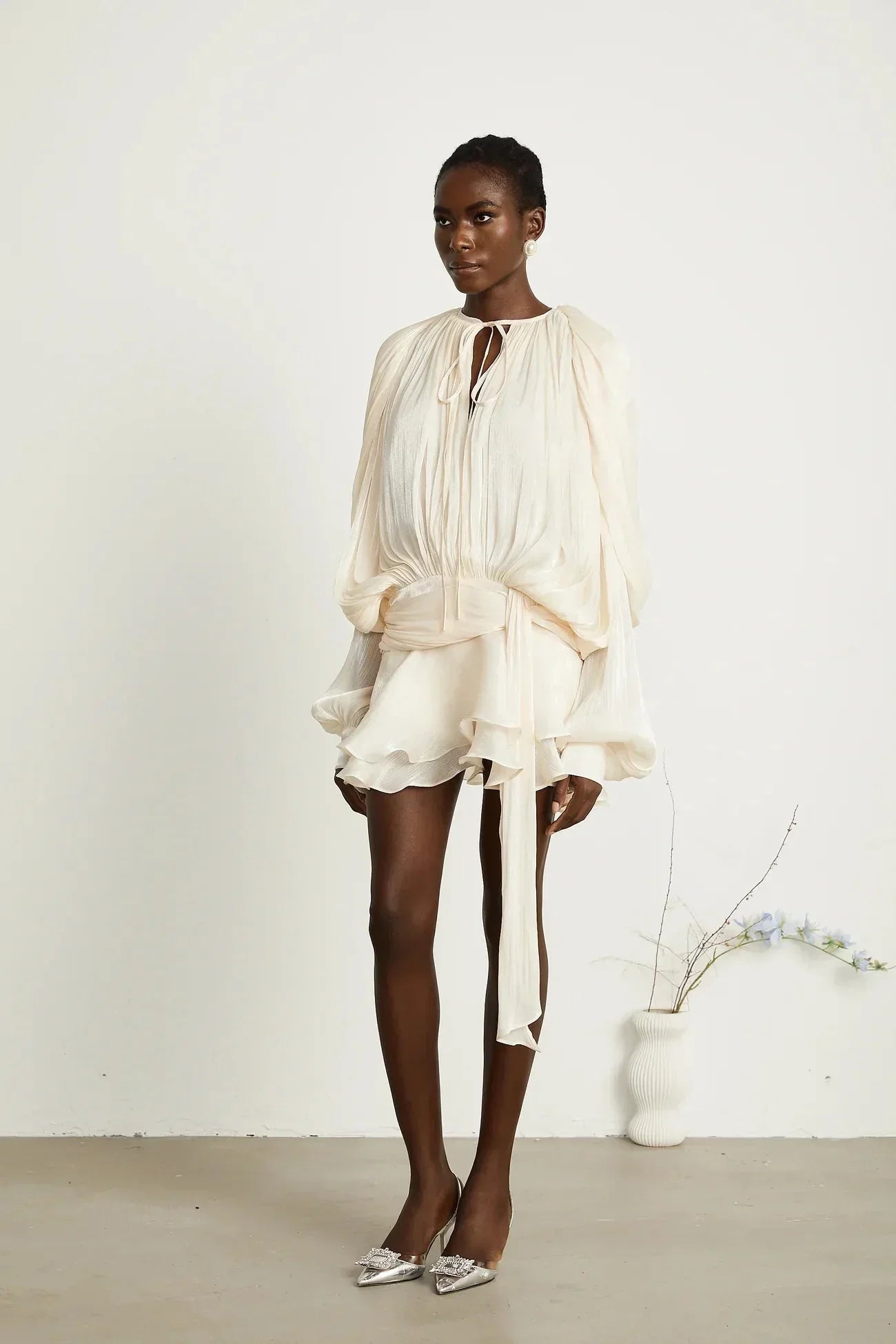 Robe courte satinée fluide avec nœuds, manches longues, idéale pour soirées, disponible en plusieurs couleurs élégantes.