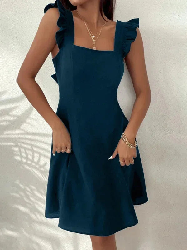 Robe courte évasée en coton léger, volants aux manches, bretelles ajustables, idéale pour les journées d'été. Disponibles en…